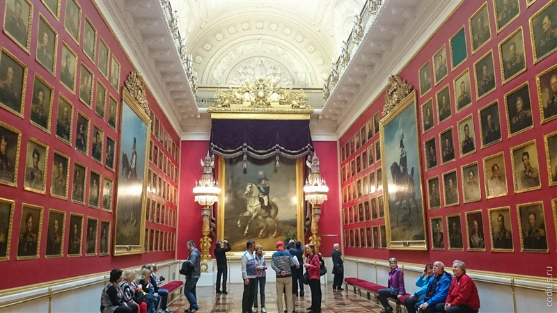 Военная галерея — состоит из 332 портретов русских генералов, участвовавших в Отечественной войне 1812 года