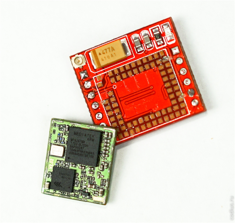 Модуль SIM800L слева, на зеленой печатной плате, отделен от красной платы общего модуля