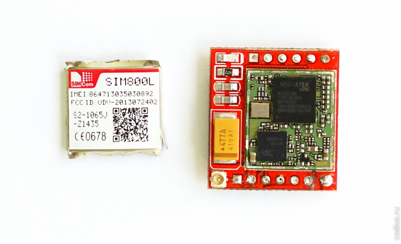Модуль SIM800L справа на зеленой печатной плате