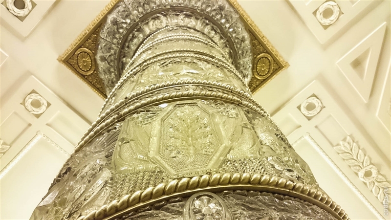 Колонны обшиты панелями из стекла